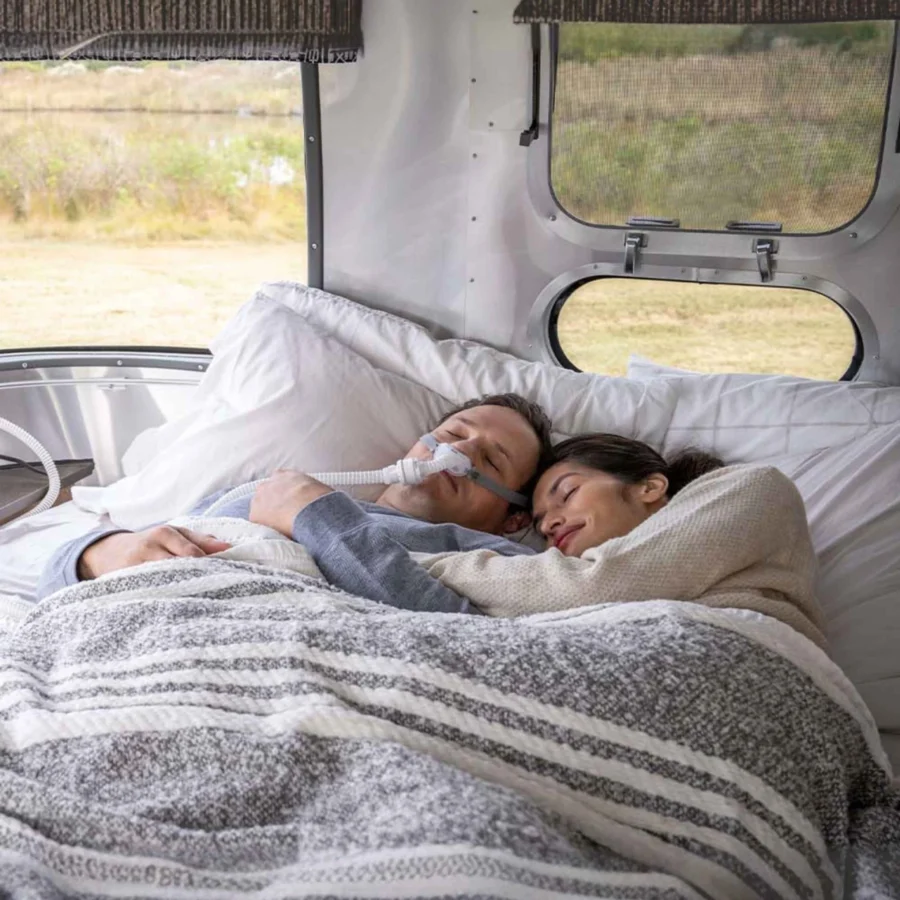 AirMini-couple-sleeping-trailer-resmed Kit Cpap Airmini Resmed Con Setup y con Mascarilla P10
