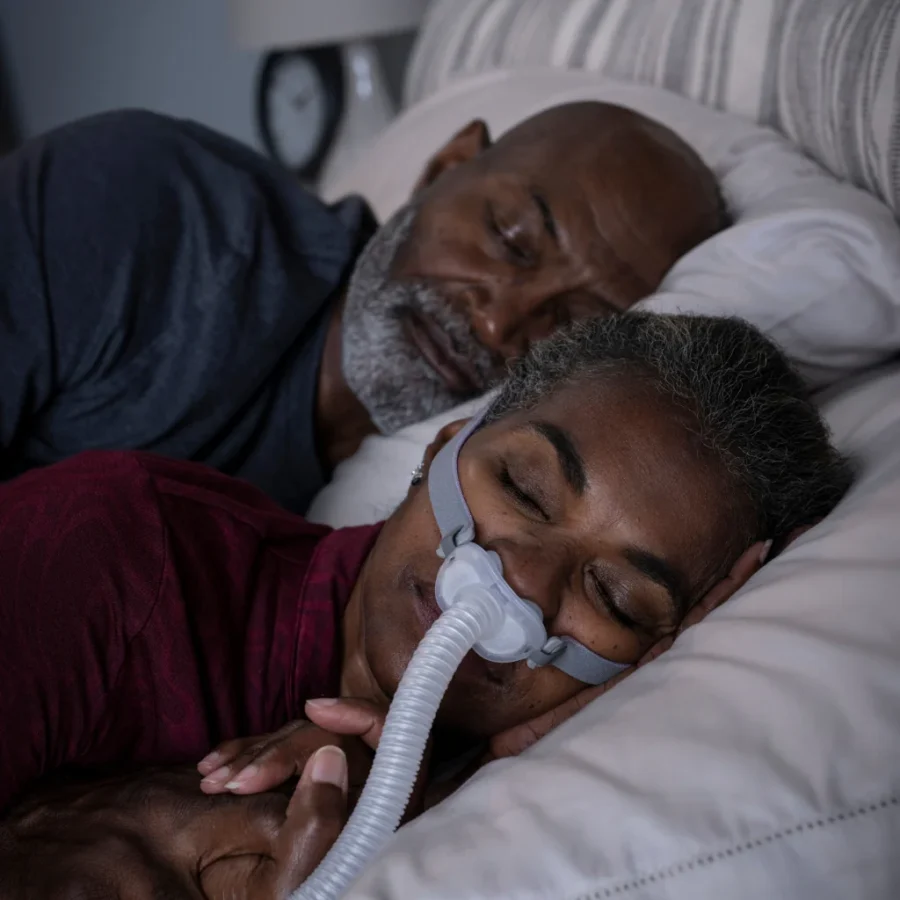 minimalistic-masks-woman-sleeping-with-airfit-p10 Kit Cpap Airsense S11 Resmed Con Mascarilla P10 Y Tubo Calefaccionado