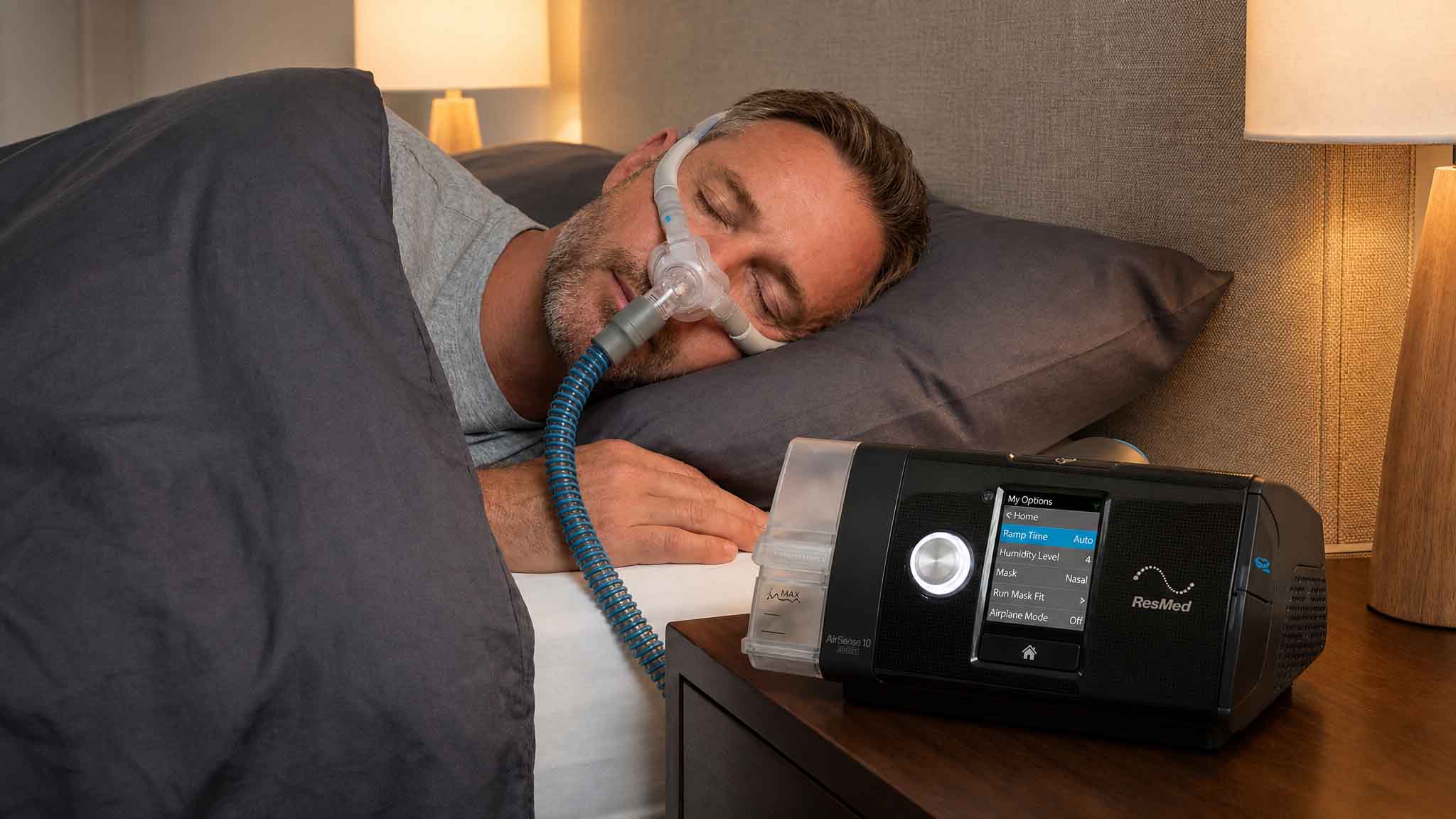 Técnico realizando servicio técnico CPAP a un equipo ResMed en MundoCPAP Chile